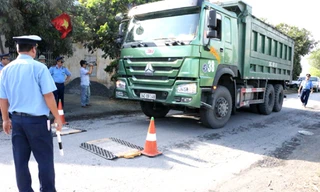 Bị tố 'bảo kê' xe quá tải, Chánh Thanh tra giao thông Hà Nội nói gì?