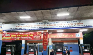 Đoàn kiểm tra một cây xăng tại huyện Ba Vì. Ảnh: QLTT