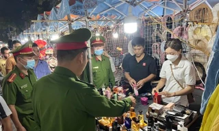 Hà Nội: Cảnh sát thu giữ lượng lớn nước hoa fake tại chợ đêm phố cổ 