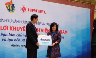 Tặng sách Khởi nghiệp, hướng đi chọn ngành nghề cho học sinh