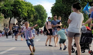 Phố đi bộ khu vực hồ Hoàn Kiếm thu hút đông đảo người dân và du khách