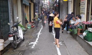 Kẻ sơn, đo thân nhiệt từng người vào chợ Yên Thái (quận Hoàn Kiếm)