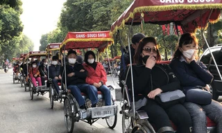 Cận cảnh du khách đến Hà Nội kín mít khẩu trang phòng dịch cúm