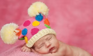 Bé đội mũ len ngủ cực dễ thương