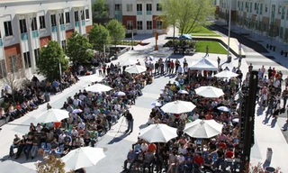 Cuộc sống bên trong đại bản doanh Facebook