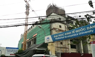 Tòa nhà Trung tâm Đào tạo trường ĐH Kinh tế Quốc dân vẫn chưa xây xong vì thiếu vốn	Ảnh: Hồng Vĩnh