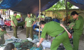 Thu giữ hàng nghìn quân trang bày bán trái phép