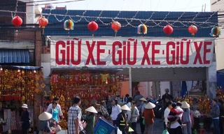 Ăn xin, giữ xe chặt chém trước cổng chùa Bà ở Bình Dương Ảnh: S.N