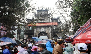 'Biển người' trẩy hội, chùa Hương tắc nghẽn