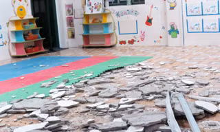 Hiện trường lớp học bị vỡ trần nhà rơi xuống. Ảnh: CTV