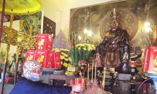 Người dân TPHCM đeo khẩu trang đến dâng hương tưởng nhớ vua Hùng