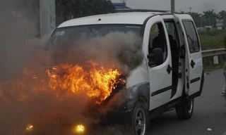 Ô tô 7 chỗ bất ngờ bốc cháy ngùn ngụt trên cao tốc