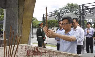 Phó Thủ tướng Vũ Đức Đam tri ân các Anh hùng liệt sỹ tại Quảng Trị