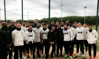 Anthony Joshua chụp ảnh cùng toàn đội Man Utd tại sân tập Carrington.
