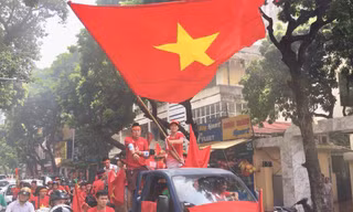 CĐV Hà Nội diễu hành trước trận bán kết. Ảnh: Nguyễn Hoàn