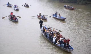 Chùa Hương đông nghịt khách, đò nườm nượp trên suối Yến