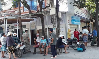 Phòng khám nơi cụ bà truyền dịch rồi tử vong, đông người tụ tập trưa 22/11.