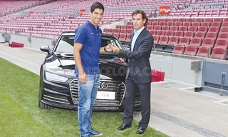 Suarez nhận siêu xe