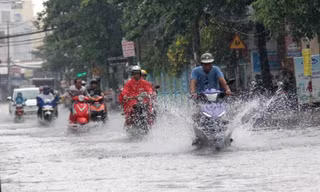 Vùng áp thấp đi vào Biển Đông, Bắc Bộ có mưa rào và dông