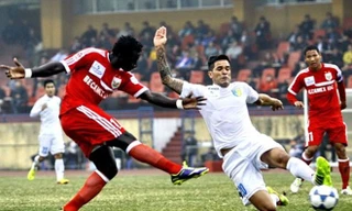 Hà Nội T&T (áo trắng) có chiến thắng đậm ở ngày mở màn V.League 2014