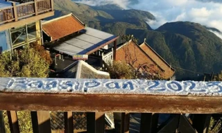 Sương muối trắng đỉnh Fansipan ngày đầu năm 2025