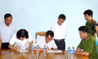 Ông Nén ký nhận quyết định đình chỉ bị can vào sáng ngày 28/11..