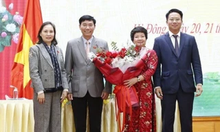 Lãnh đạo quận Hà Đông chúc mừng bà Trần Thị Lương An được bầu giữ chức Phó Chủ tịch UBND quận Hà Đông. 