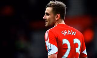 Luke Shaw ngại phải dự bị cho Evra ở M.U.