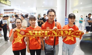 Hơn 200 CĐV chào đón tuyển bóng đá nữ tại sân bay