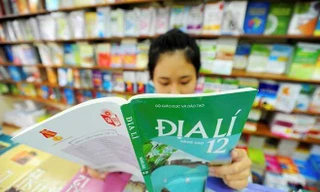 Từ trái qua: PGS.TS Trần Xuân Nhĩ, TS Lê Viết Khuyến, TS Nguyễn Tùng Lâm