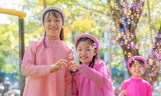 Cô, trò xứ Huế hứng thú mặc cổ phục truyền thống dịp lễ cuối năm học