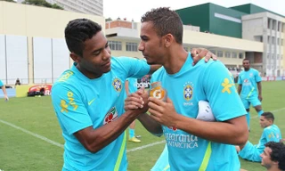 Bộ đôi hậu vệ cánh Danilo và Alex Sandro.