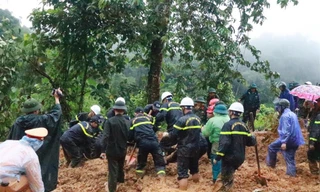 Thủ tướng yêu cầu tập trung khắc phục vụ lở đất vùi lấp xe khách, làm nhiều người chết