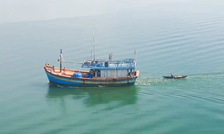 CLIP: ‘Người hùng’ chèo xuồng ra giữa đầm Thị Nại cứu nạn nhân nhảy cầu