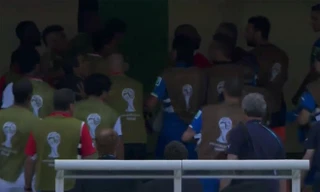 Cầu thủ hai đội xô vào nhau trong đường hầm.