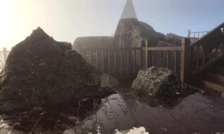 Không khí lạnh tăng cường, băng giá xuất hiện trên đỉnh Fansipan