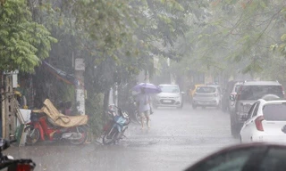 Người Hà Nội sung sướng đón cơn mưa 'giải nhiệt'