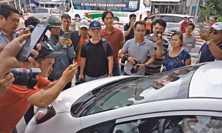 Xe ô tô bị tranh chắn trạm BOT đập trúng kính.