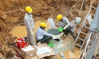 Đường ống nước sông Đà nhiều lần bị vỡ. Ảnh: Vnexpress