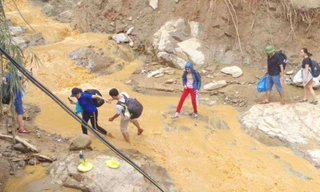 Thầy cô gùi lương thực, men đường rừng, vực sâu hun hút đến trường sau lũ quét