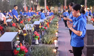 Đại tướng Phan Văn Giang, Ủy viên Bộ Chính trị, Bộ trưởng Bộ Quốc phòng dâng hương, hoa tại phần mộ các Anh hùng liệt sĩ ảnh: NHƯ Ý 