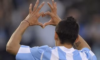 Di Maria gửi trái tim cho vợ và con gái.
