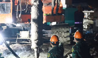Khoan xoáy nước áp lực lớn để tăng tốc cứu nạn bé trai rơi xuống trụ bê tông