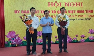 Lãnh đạo tỉnh Thái Bình chúc mừng Tân Chủ tịch Uỷ ban MTTQ tỉnh Vũ Thanh Vân (ngoài cùng, bên trái_ - Ảnh: Hoàng Long