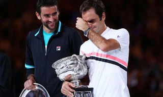 Federer bật khóc như đứa trẻ với Grand Slam thứ 20, dù anh vẫn chưa thể lấy lại ngôi số một thế giới của Nadal.