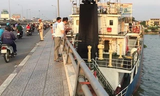 Tàu hàng nghìn tấn mắc kẹt giữa cầu Đồng Nai