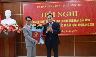 Ông Nguyễn Duy Đông nhận hoa, quyết định bổ nhiệm. Ảnh: Duy Chiến 