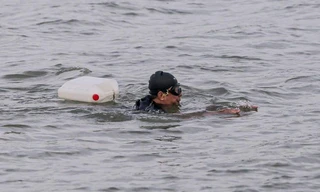 Hà Nội rét căm căm, nhiều người vẫn 'luyện công' tắm sông Hồng 