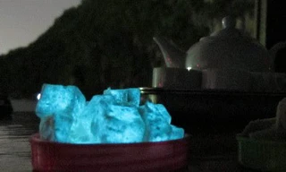 Giò lụa phát sáng bất thường trong đêm