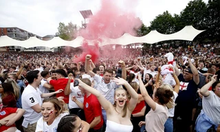 CĐV Anh vỡ òa với siêu phẩm đá phạt ở bán kết World Cup